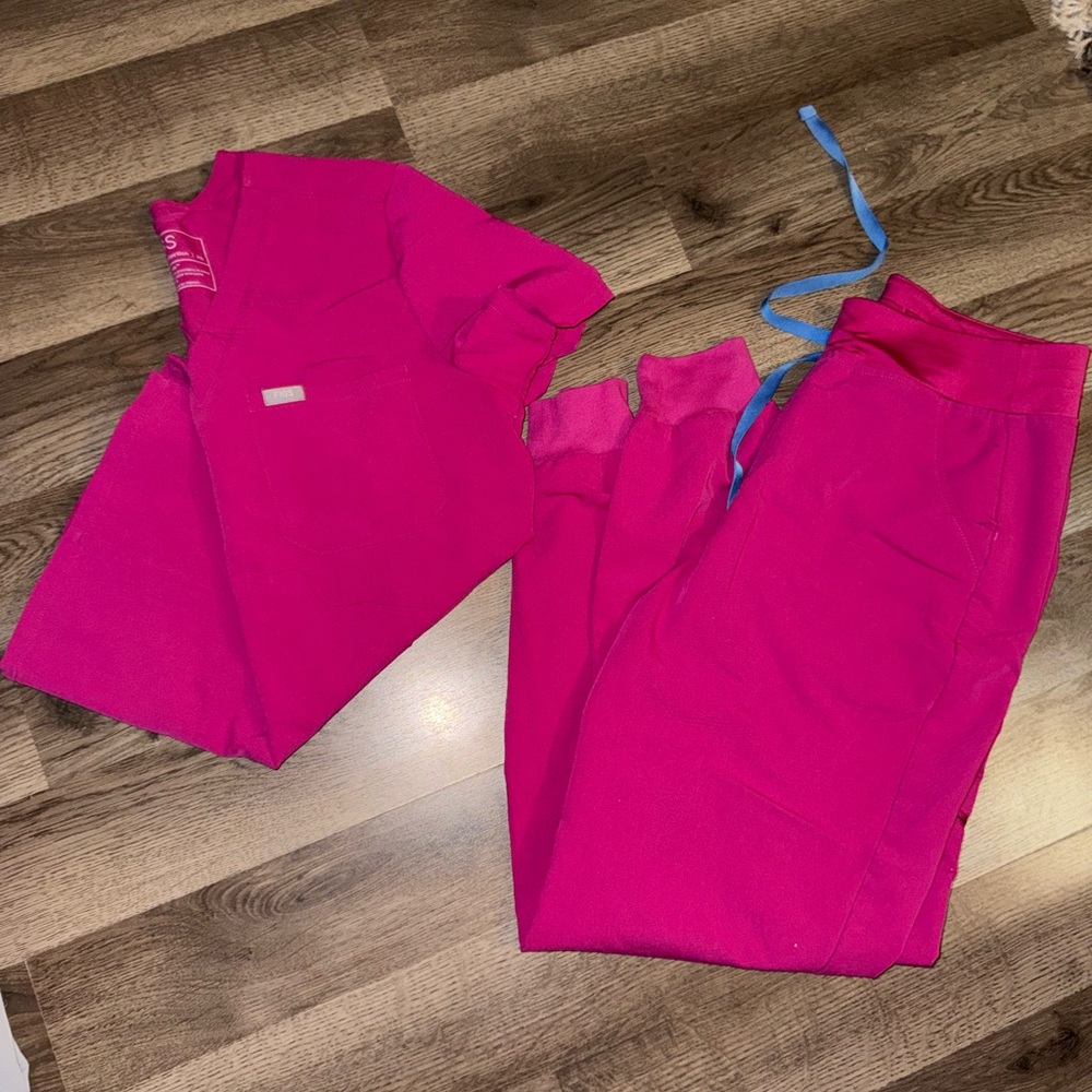 Figs Women's Pink Scrub Set